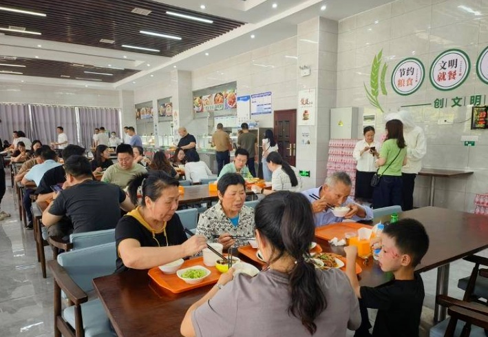 端午+六一,各地政府食堂又出新花样!网友:“妈,我今天不回家吃了” 端午+六一,各地政府食堂又出新花样!网友:“妈,我今天不回家吃了”