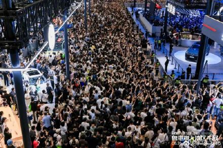 2025粤港澳大湾区车展首日观众18.3万人次 2025粤港澳大湾区车展首日观众18.3万人次