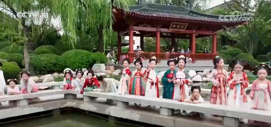 “商文旅”融合催热假日经济 “花样”民俗点燃消费市场新引擎 “商文旅”融合催热假日经济 “花样”民俗点燃消费市场新引擎