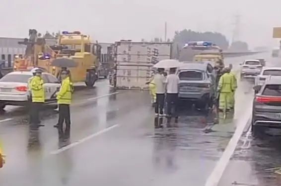 事发S32申嘉湖高速:3车相撞,集卡侧翻,有1人受伤送医 事发S32申嘉湖高速:3车相撞,集卡侧翻,有1人受伤送医