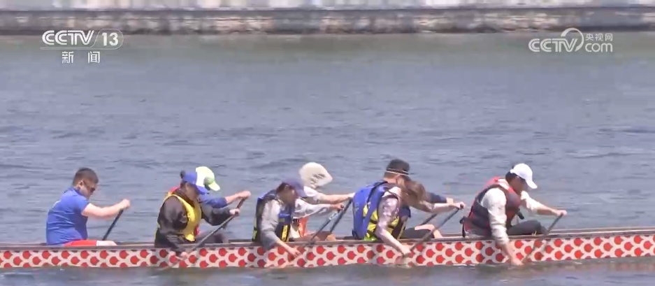 “端午经济”热气腾腾 中国龙舟文化“划”向全世界 “端午经济”热气腾腾 中国龙舟文化“划”向全世界