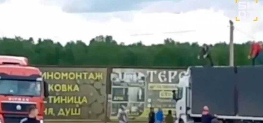 俄媒:俄民众冒死投掷石块阻止乌军无人机运作,伊尔库茨克州长宣布奖励 俄媒:俄民众冒死投掷石块阻止乌军无人机运作,伊尔库茨克州长宣布奖励