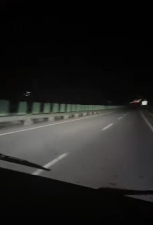 黑龙江一货车高速上车灯故障,后方车照明护送50公里,货主:看见光心一下亮了 黑龙江一货车高速上车灯故障,后方车照明护送50公里,货主:看见光心一下亮了