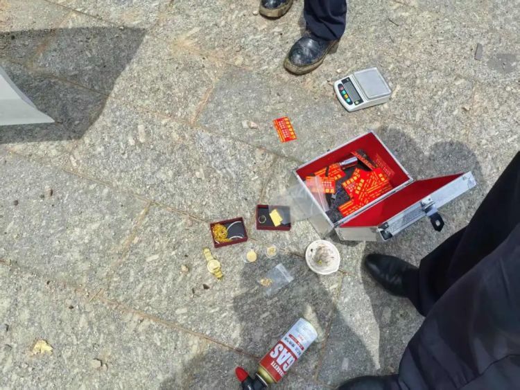 盗窃黄金连夜逃窜千里,民警4小时跨省擒贼 盗窃黄金连夜逃窜千里,民警4小时跨省擒贼