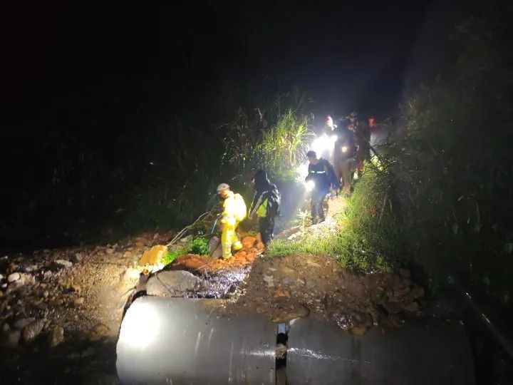 暴雨夜，4名上海游客被困山顶悬崖边，被发现时已体力透支！