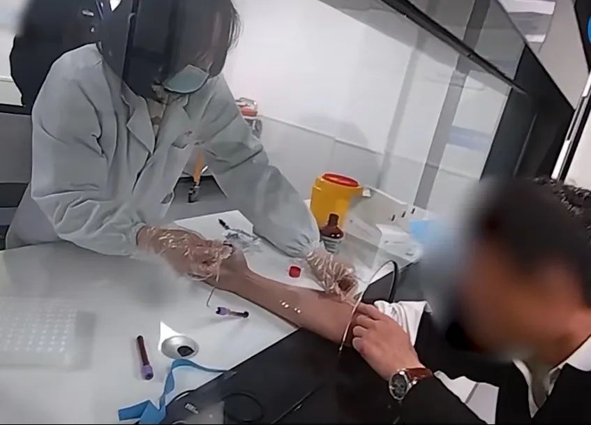 司机遇查酒驾,当场喝下1瓶白酒:“我是下车喝的酒!”结果…… 司机遇查酒驾,当场喝下1瓶白酒:“我是下车喝的酒!”结果……