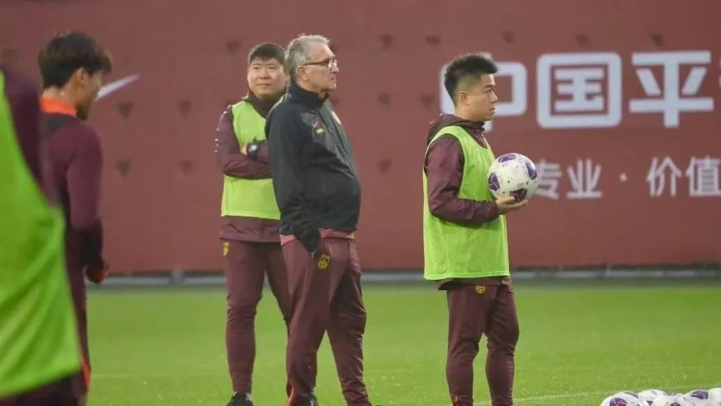 国足备战世预赛上海最后一练 张玉宁:背水一战 只能进攻 国足备战世预赛上海最后一练 张玉宁:背水一战 只能进攻