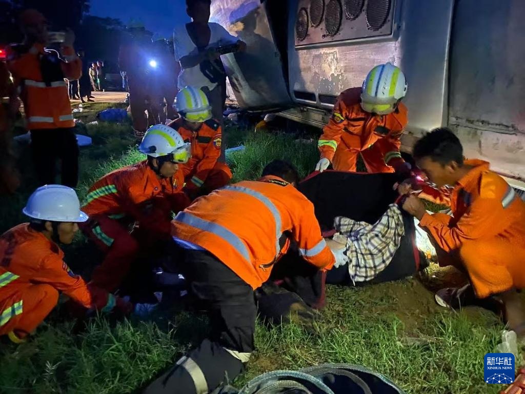 缅甸中部发生大巴侧翻事故致多人死伤 缅甸中部发生大巴侧翻事故致多人死伤