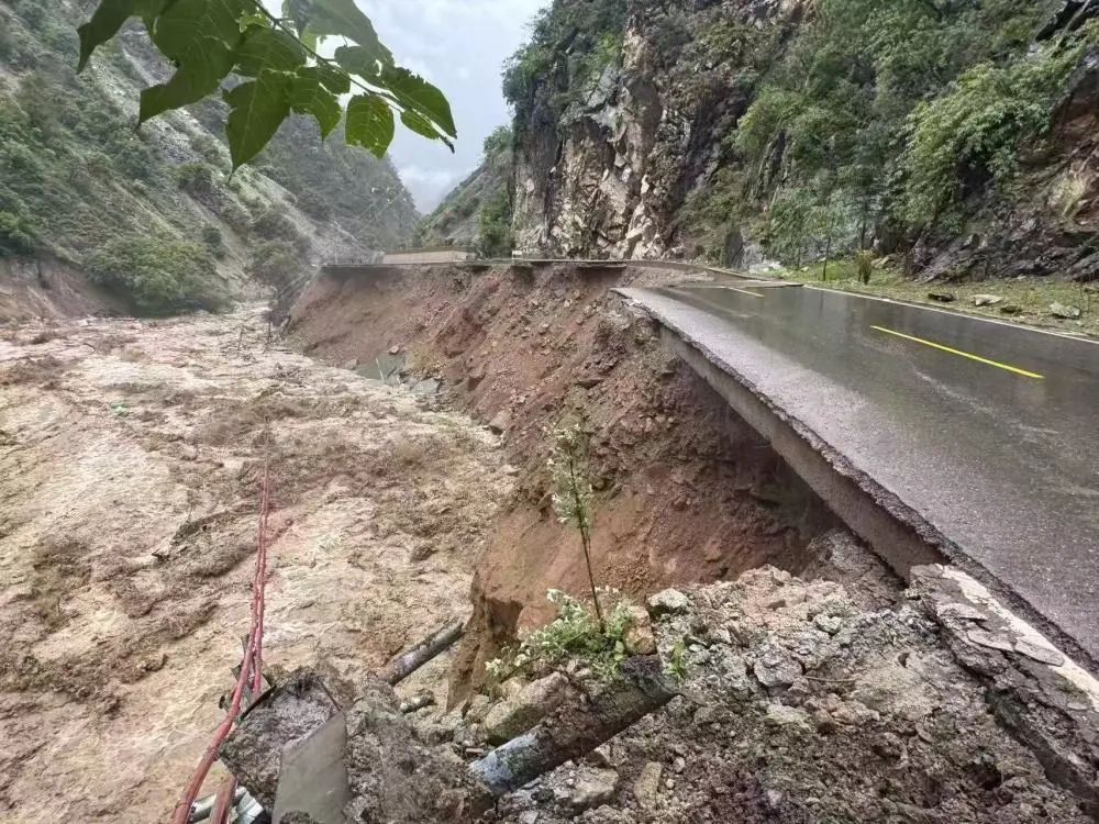 大暴雨、冰雹又要来了!云南已有多个路段塌方中断,16座桥梁受损或被冲毁…… 大暴雨、冰雹又要来了!云南已有多个路段塌方中断,16座桥梁受损或被冲毁……