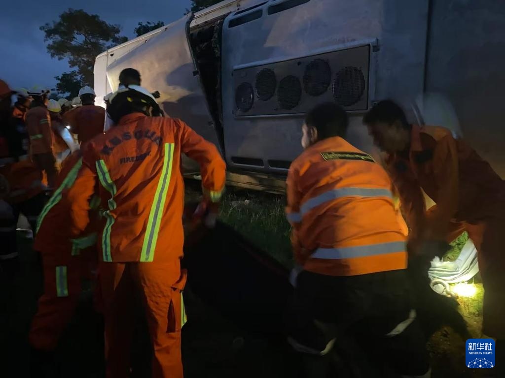 缅甸中部发生大巴侧翻事故致多人死伤 缅甸中部发生大巴侧翻事故致多人死伤