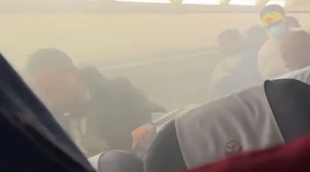 舱内冒烟,一航班起飞后紧急降落! 舱内冒烟,一航班起飞后紧急降落!