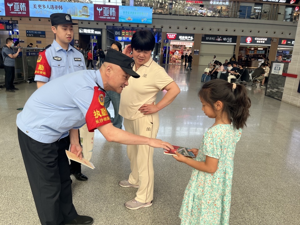 5岁男孩与家人走散10分钟被找回,长沙南站派出所端午全力护航52万余名旅客出行 5岁男孩与家人走散10分钟被找回,长沙南站派出所端午全力护航52万余名旅客出行