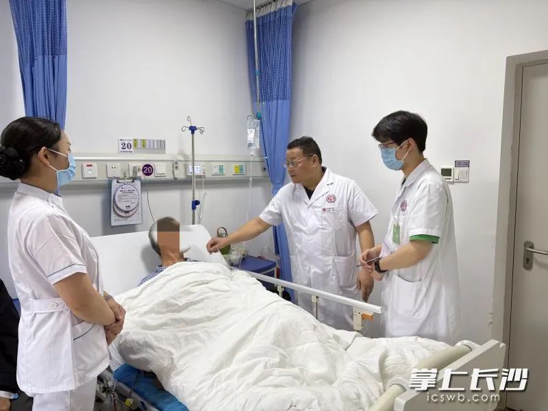 罕见!潜伏20年,男子肾脏长出巨大“姜块” 罕见!潜伏20年,男子肾脏长出巨大“姜块”