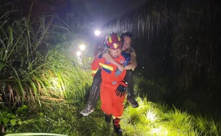 暴雨夜，4名上海游客被困山顶悬崖边，被发现时已体力透支！