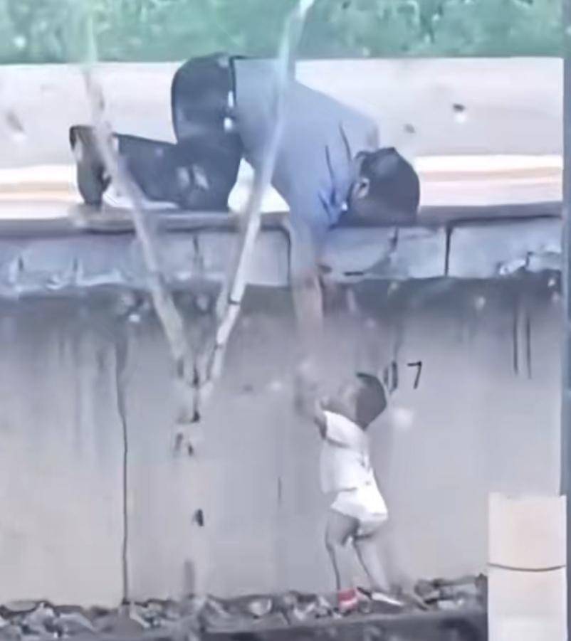 孩子走出车厢掉入高铁站台股道,工作人员迅速施救化解危机 孩子走出车厢掉入高铁站台股道,工作人员迅速施救化解危机