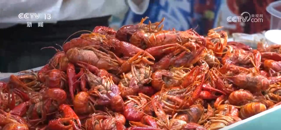 “商文旅”融合催热假日经济 “花样”民俗点燃消费市场新引擎 “商文旅”融合催热假日经济 “花样”民俗点燃消费市场新引擎