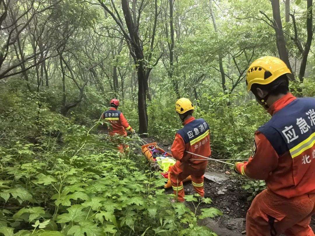 妻子多处骨折!端午节,中年夫妻冒雨登山爬野长城遇险! 妻子多处骨折!端午节,中年夫妻冒雨登山爬野长城遇险!
