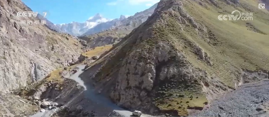 节日在战位:天山深处 英沿前哨官兵踏上巡逻路 节日在战位:天山深处 英沿前哨官兵踏上巡逻路