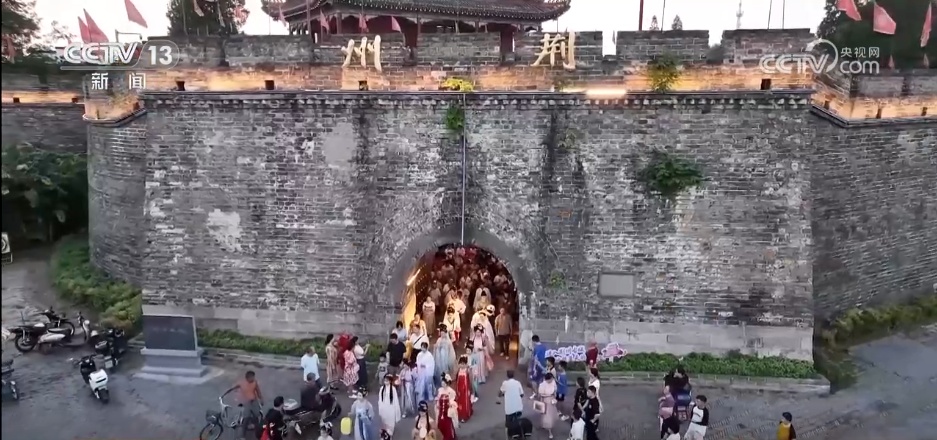 “商文旅”融合催热假日经济 “花样”民俗点燃消费市场新引擎 “商文旅”融合催热假日经济 “花样”民俗点燃消费市场新引擎