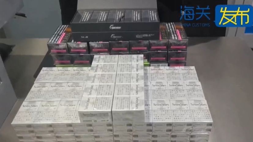 一名入境旅客行李箱发现异常,查获香烟10400支 一名入境旅客行李箱发现异常,查获香烟10400支