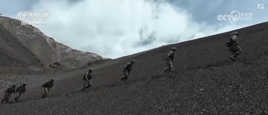 节日在战位:天山深处 英沿前哨官兵踏上巡逻路 节日在战位:天山深处 英沿前哨官兵踏上巡逻路