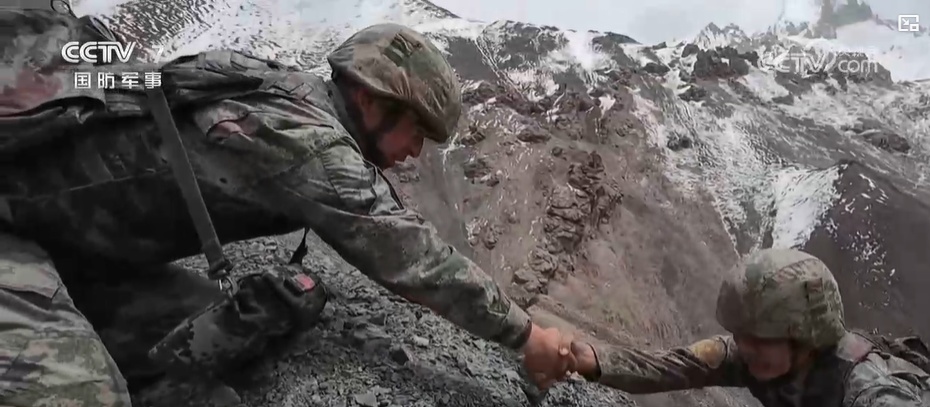 节日在战位:天山深处 英沿前哨官兵踏上巡逻路 节日在战位:天山深处 英沿前哨官兵踏上巡逻路