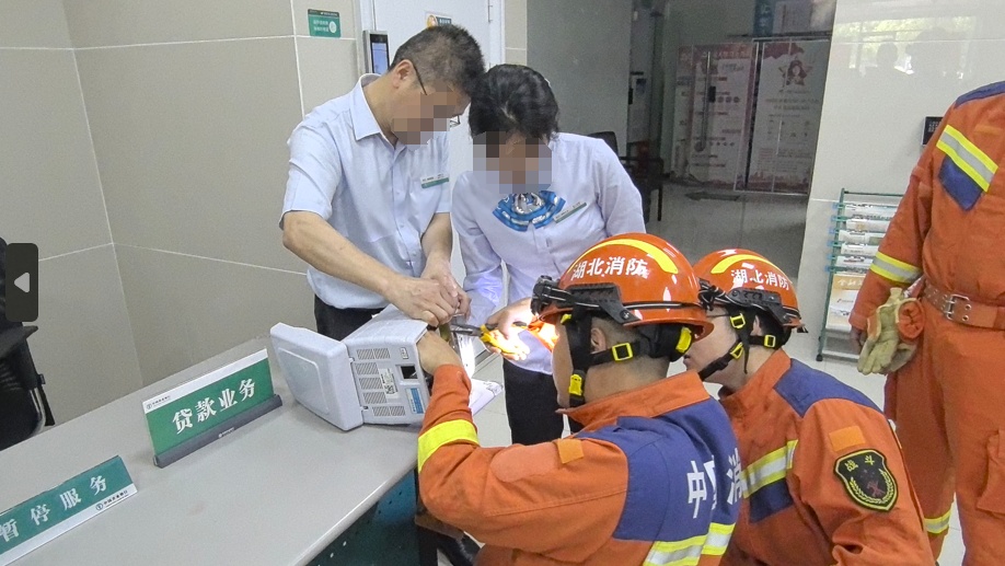 数钱手被“咬”？银行柜员因手速太快出事了！