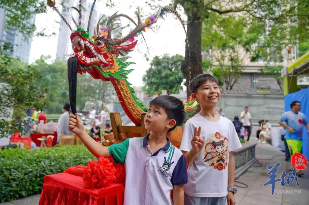 广州猎德“龙舟征婚小伙”称微信被加爆,自述择偶标准→ 广州猎德“龙舟征婚小伙”称微信被加爆,自述择偶标准→