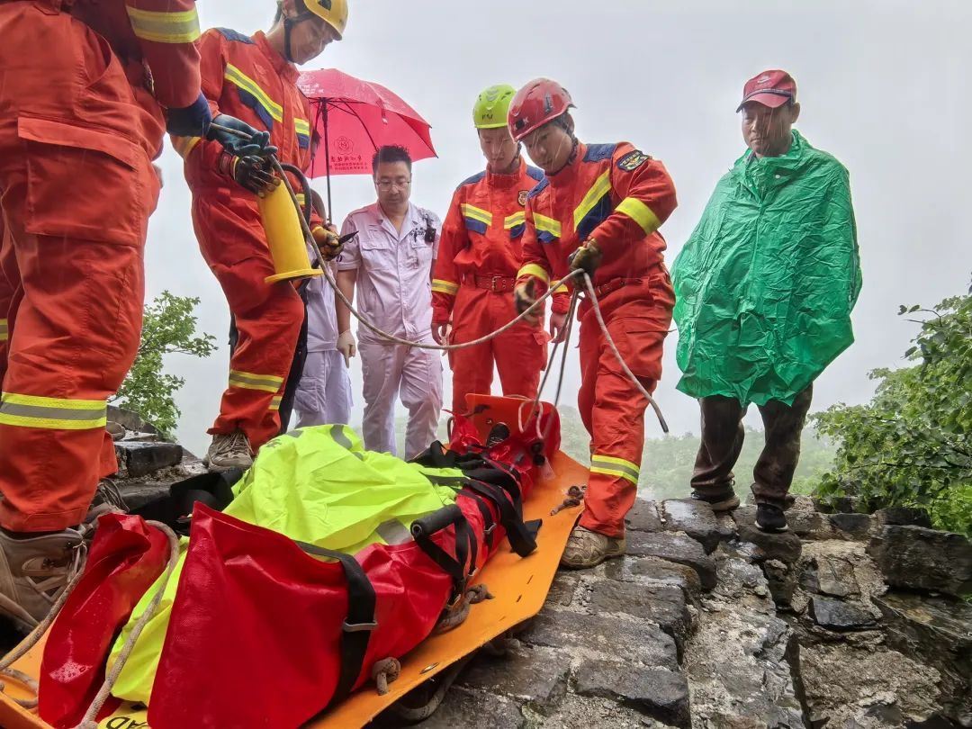 妻子多处骨折!端午节,中年夫妻冒雨登山爬野长城遇险! 妻子多处骨折!端午节,中年夫妻冒雨登山爬野长城遇险!
