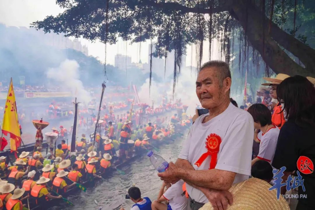 广州猎德“龙舟征婚小伙”称微信被加爆,自述择偶标准→ 广州猎德“龙舟征婚小伙”称微信被加爆,自述择偶标准→