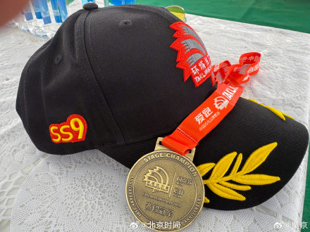 吴京举奖牌庆环塔拉力赛赛段冠军