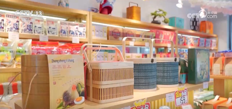 “商文旅”融合催热假日经济 “花样”民俗点燃消费市场新引擎 “商文旅”融合催热假日经济 “花样”民俗点燃消费市场新引擎