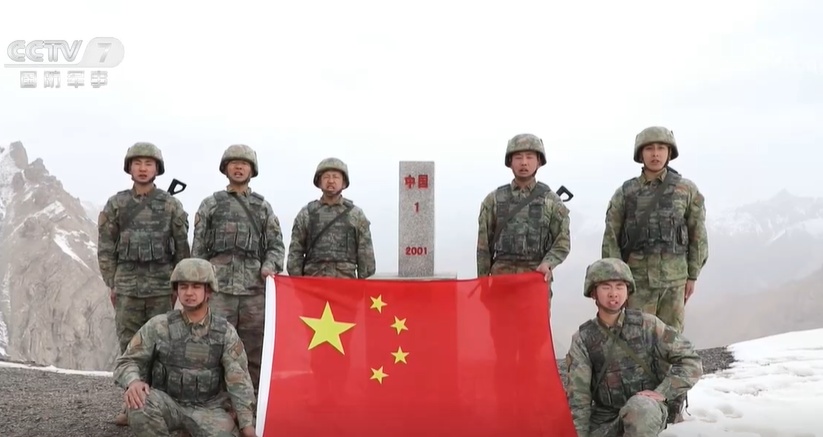 节日在战位:天山深处 英沿前哨官兵踏上巡逻路 节日在战位:天山深处 英沿前哨官兵踏上巡逻路