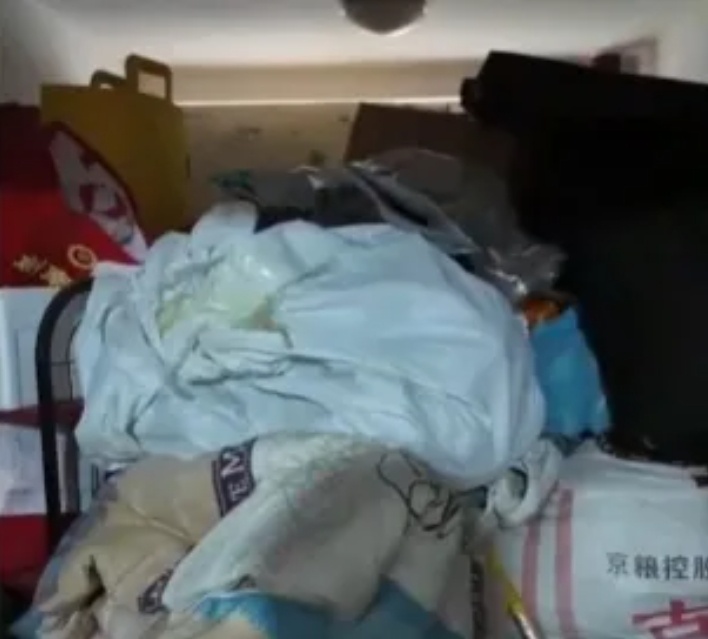 3600万豪宅变“垃圾场”,邻居卖房逃离:臭到窒息! 3600万豪宅变“垃圾场”,邻居卖房逃离:臭到窒息!