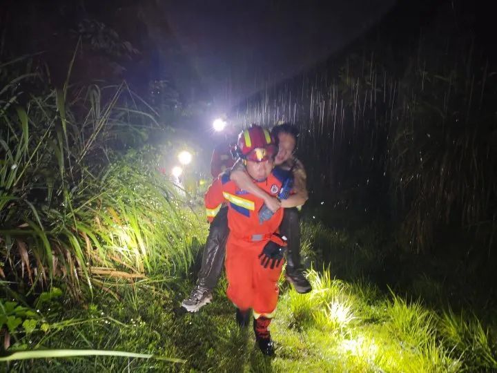 4名上海游客暴雨夜被困悬崖边,浑身湿透发抖!救援细节曝光 4名上海游客暴雨夜被困悬崖边,浑身湿透发抖!救援细节曝光