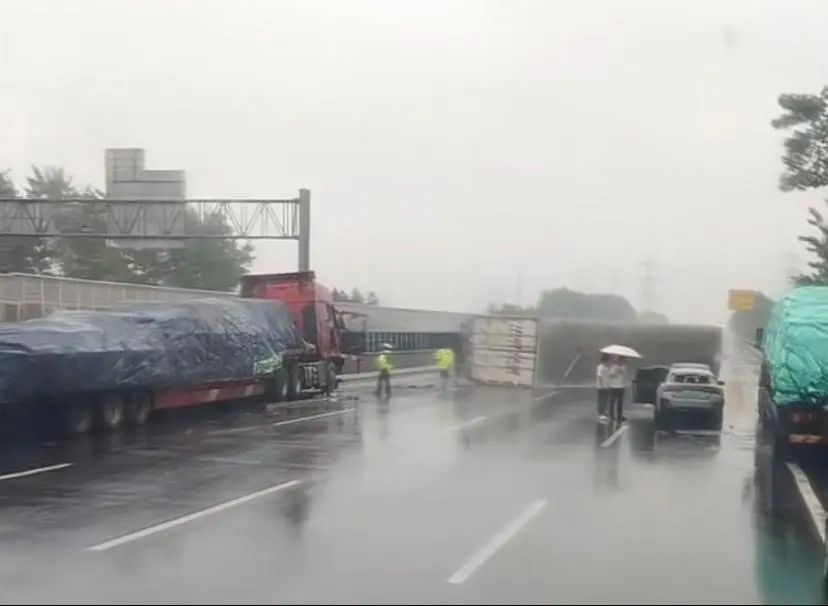 事发S32申嘉湖高速:3车相撞,集卡侧翻,有1人受伤送医 事发S32申嘉湖高速:3车相撞,集卡侧翻,有1人受伤送医