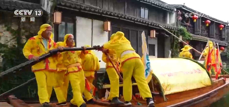 “商文旅”融合催热假日经济 “花样”民俗点燃消费市场新引擎 “商文旅”融合催热假日经济 “花样”民俗点燃消费市场新引擎