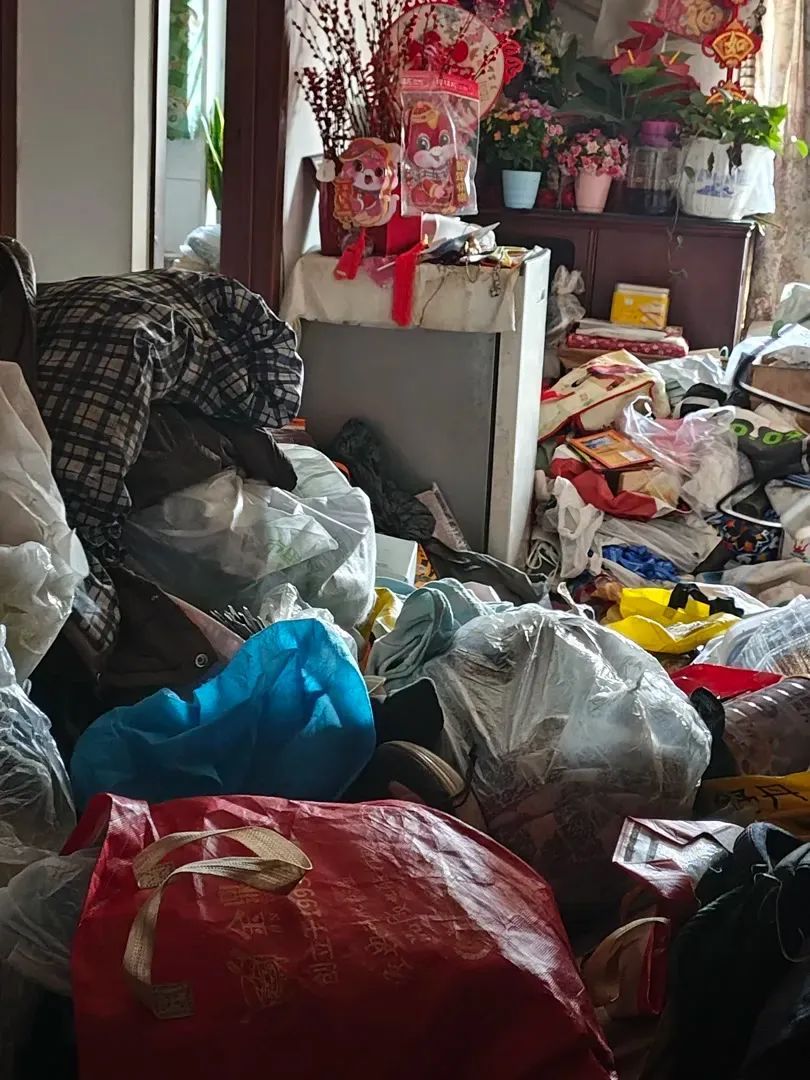 3600万豪宅变“垃圾场”,邻居卖房逃离:臭到窒息! 3600万豪宅变“垃圾场”,邻居卖房逃离:臭到窒息!