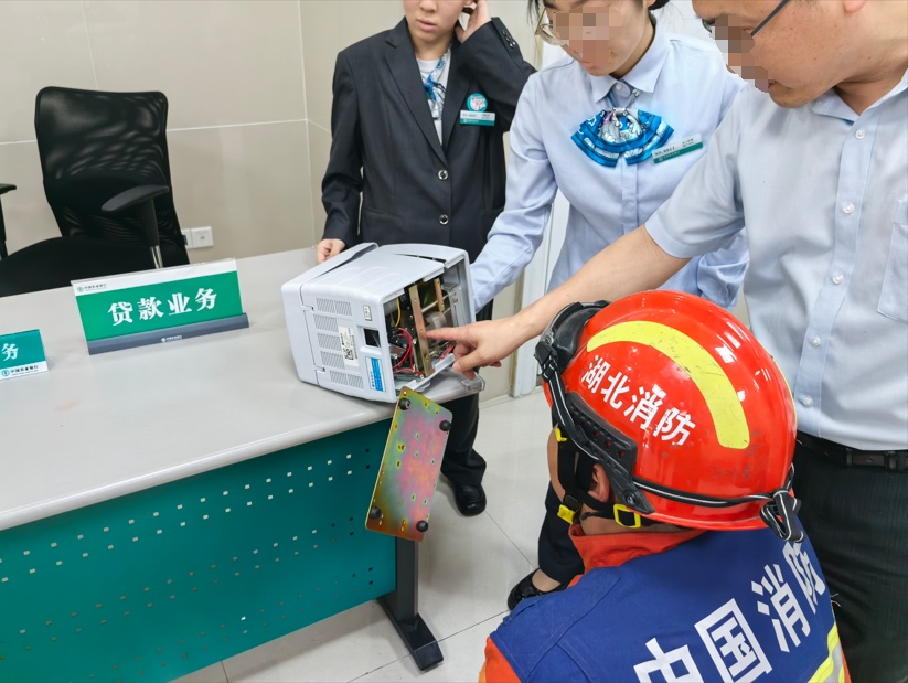 数钱手被“咬”？银行柜员因手速太快出事了！