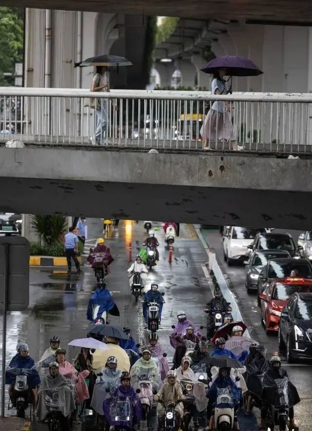 端午假期归来降雨持续,广东多地发布暴雨红色预警 端午假期归来降雨持续,广东多地发布暴雨红色预警