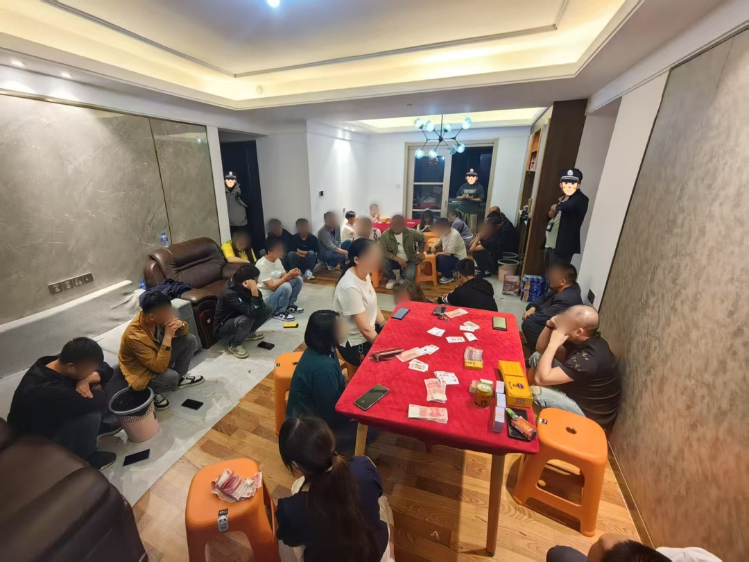 深夜，昆明一居民楼内，30余人被抓