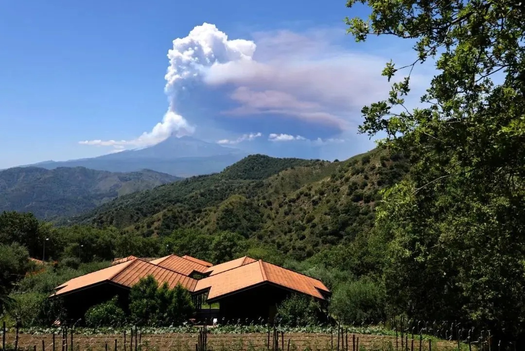 欧洲最高活火山喷发,游客紧急撤离 欧洲最高活火山喷发,游客紧急撤离