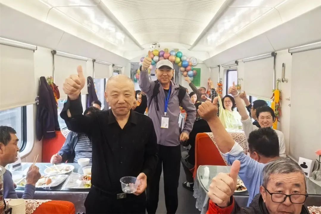 火车上也能吃自助餐啦！锅包肉、水煮鱼…样式多品类全