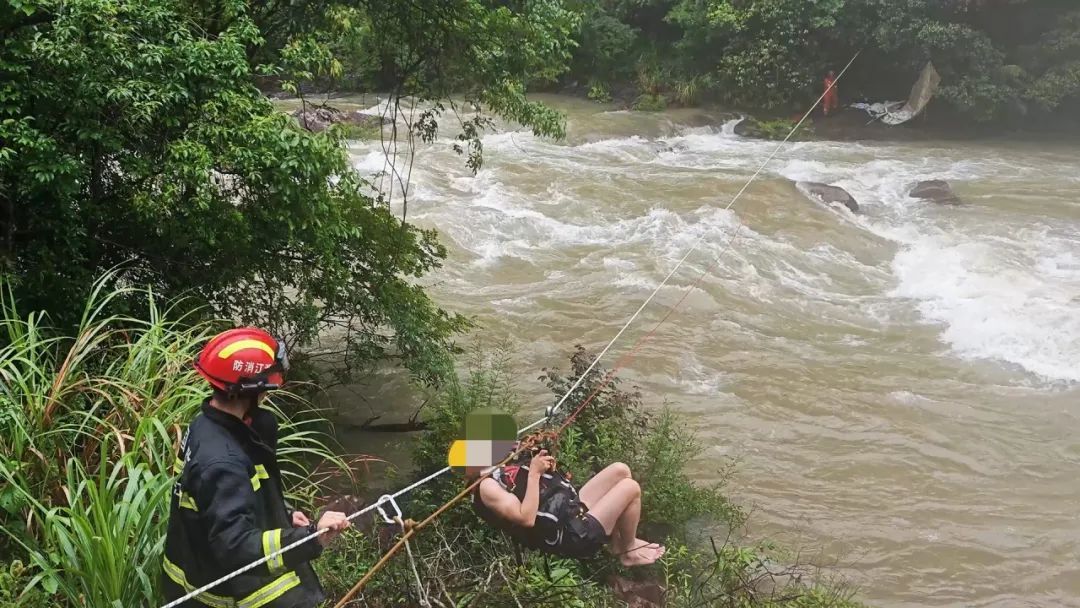 年轻情侣相约露营,一觉醒来傻眼了… 年轻情侣相约露营,一觉醒来傻眼了…
