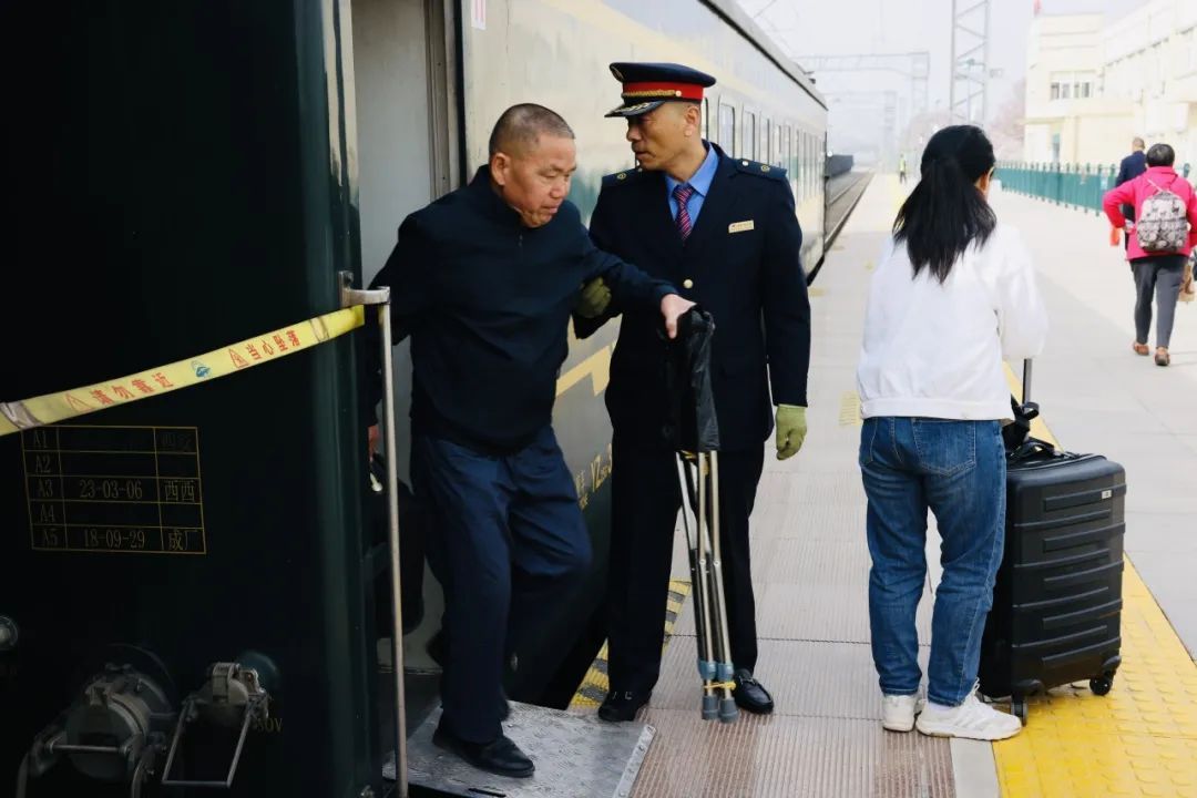 又慢又暖!30年,铁路夫妻值乘同一趟列车 又慢又暖!30年,铁路夫妻值乘同一趟列车