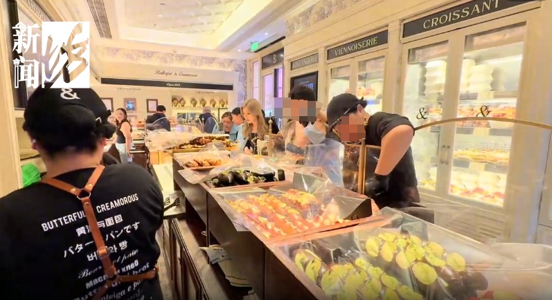 食品直接裸露在外,“唾沫乱飞”……上海知名网红面包店被责令整改 食品直接裸露在外,“唾沫乱飞”……上海知名网红面包店被责令整改