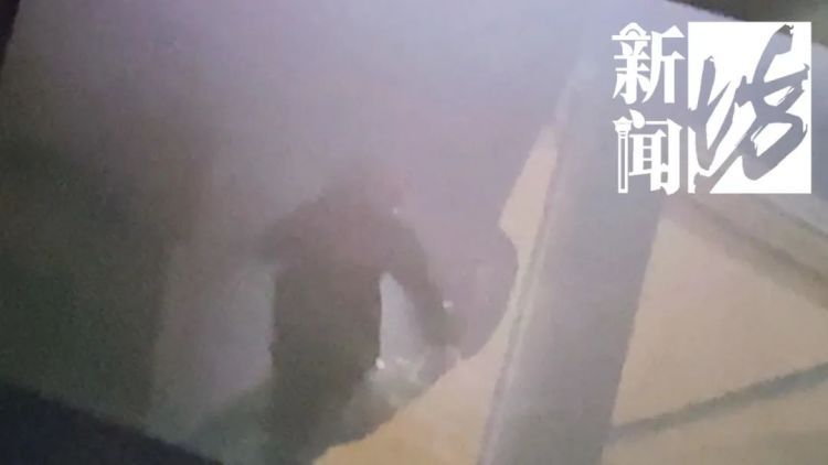 太危险!上海一八旬老伯家中突发火情,消防员破门后震惊,“帮凶”竟然是…… 太危险!上海一八旬老伯家中突发火情,消防员破门后震惊,“帮凶”竟然是……