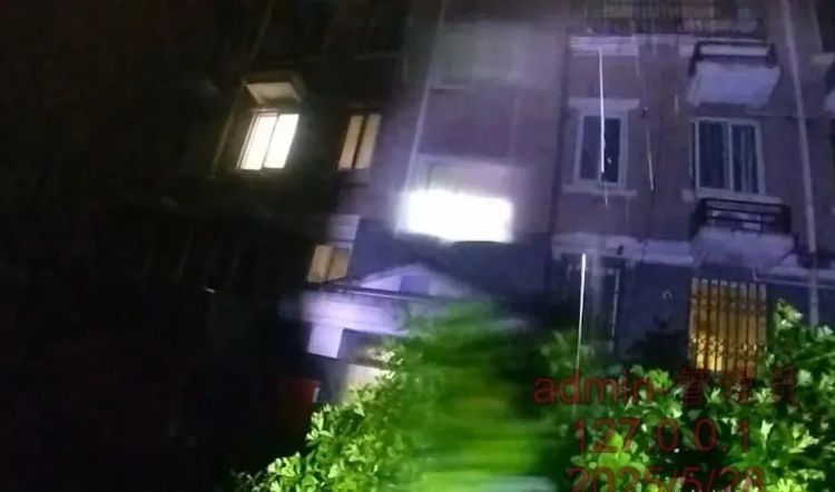 一男子高空抛掷两个白酒玻璃瓶，被刑拘！