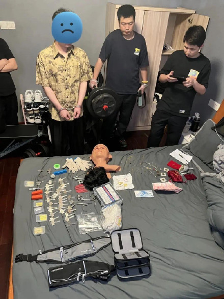 “变脸”大盗落网!硅胶面具难逃法眼 “变脸”大盗落网!硅胶面具难逃法眼