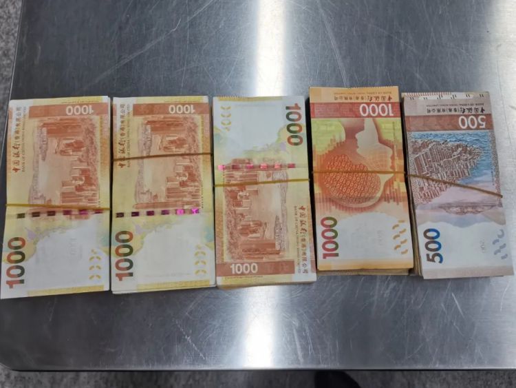 男子行李物品机检异常，海关查获其违规携带港币46.9万元